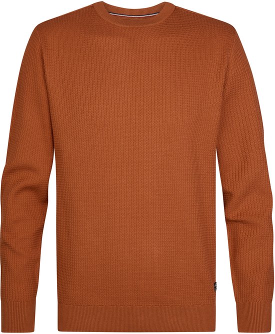 Heren trui van Petrol Industries in de kleur oranje. De trui heeft een ronde hals, lange mouwen en een wafelstructuur.