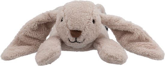 Lichtbruine, zachte pluche konijn knuffel liggend, gezicht naar voren, met gesloten ogen, platte poten en gespreide oren. Zwart label zichtbaar.