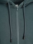 Sluiting van een donkergroene hoodie met een ritssluiting en trekkoorden voor de capuchon.