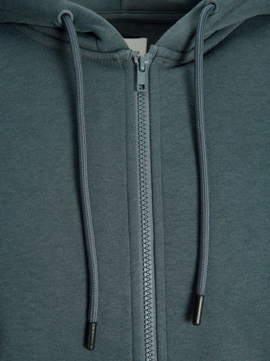 Sluiting van een donkergroene hoodie met een ritssluiting en trekkoorden voor de capuchon.