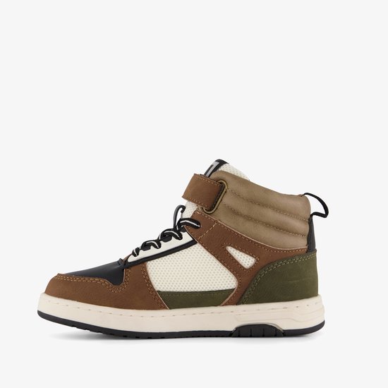 Linker hoge sneaker met bruine, groene en zwarte vlakken. Witte mesh details en zwart-witte veters. Klittenbandsluiting.