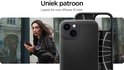 Een vrouw met een zwarte jas houdt een iPhone 13 mini met Spigen Liquid Air hoesje vast.