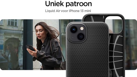 Een vrouw met een zwarte jas houdt een iPhone 13 mini met Spigen Liquid Air hoesje vast.