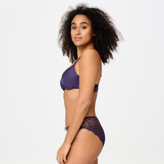Model in profiel draagt een paarse kanten slip en bijpassende bh.