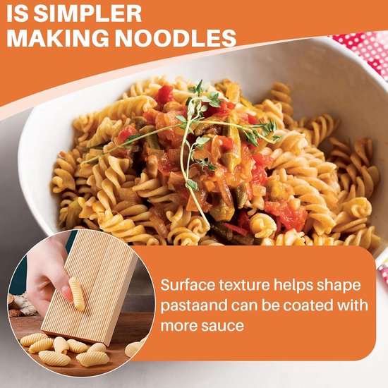 Bord, houten pastaplank met houten stokjes, pasta bord voor het maken van gnocchi in noedelvorm, met pasta snijwielen en deegschaaf — afbeelding 4