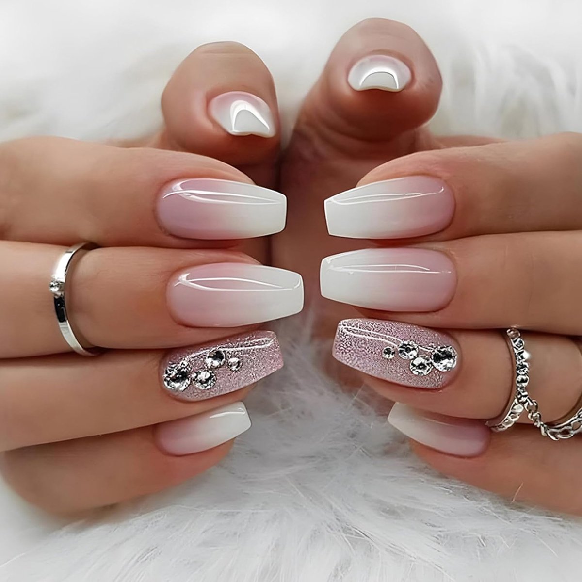 24 stuks veelkleurige Franse tip Press-on nagels - valse nagels met middellange lengte, roze wit gradiënt glanzende verwijderbare lijm op nagels set met elegant strass ontwerp voor vrouwen