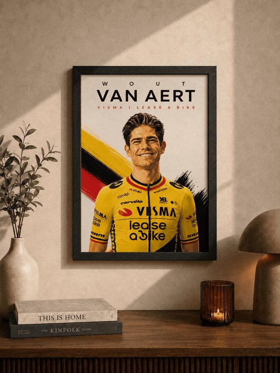 Affiche de Wout van Aert portant un maillot de cyclisme jaune "VISMA lease a bike" au-dessus d'une commode.