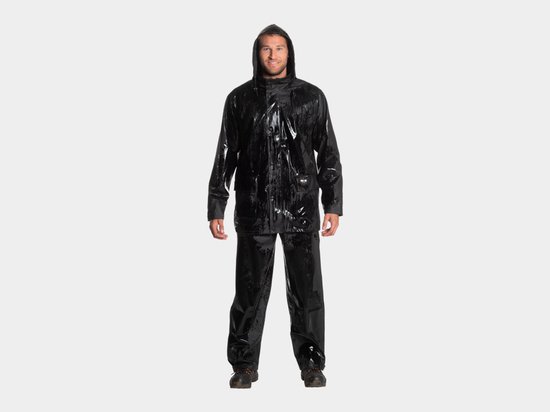 Man met capuchon, draagt zwarte glimmende regenjas en broek.