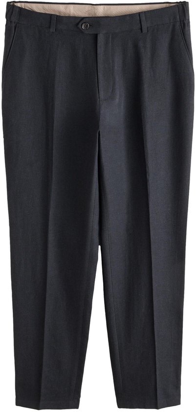 Zwarte pantalon met taps toelopende pasvorm, riemlussen en beige tailleband aan de binnenzijde.