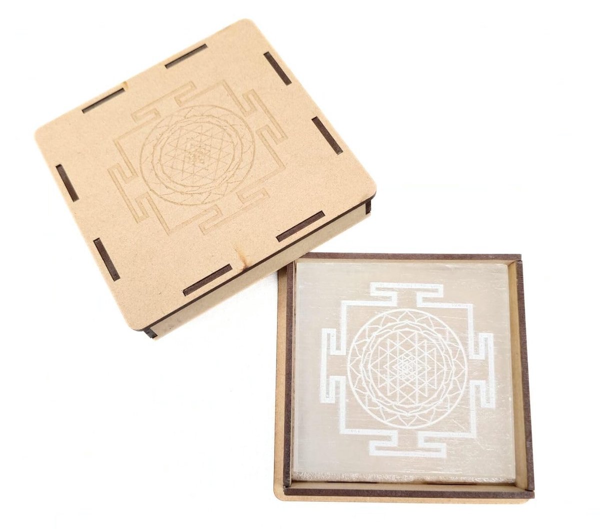 Dailygoods- Seleniet Plaat OM-ontwerp - Gegraveerde Chakra-symbolen - Spirituele Decoratie - Energie Healing - Meditatie - Versterkt Intenties - Energieplaat