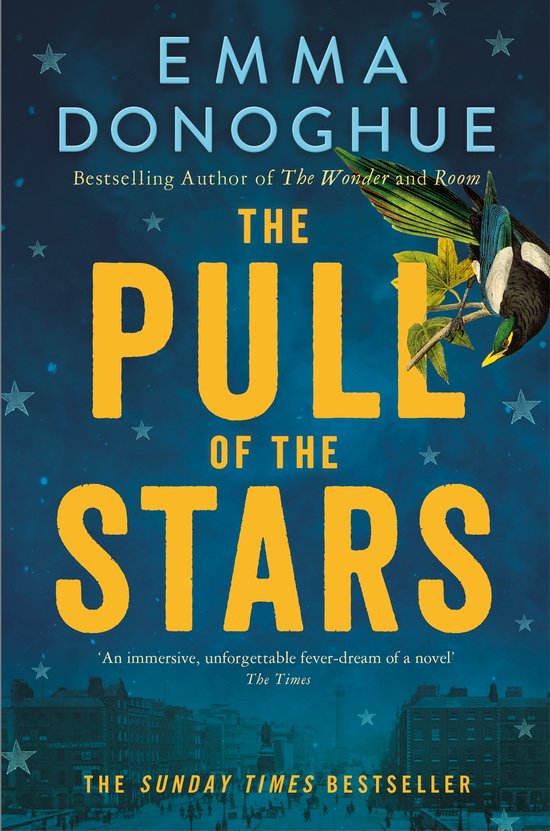 Boekcover met de titel 'The Pull of the Stars' van Emma Donoghue, met een donkerblauwe achtergrond, gele sterren en een vogel.