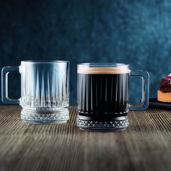 Glazen bierpul gevuld met donker bier en een lege bijpassende pul met verticale ribbels en decoratieve rand.