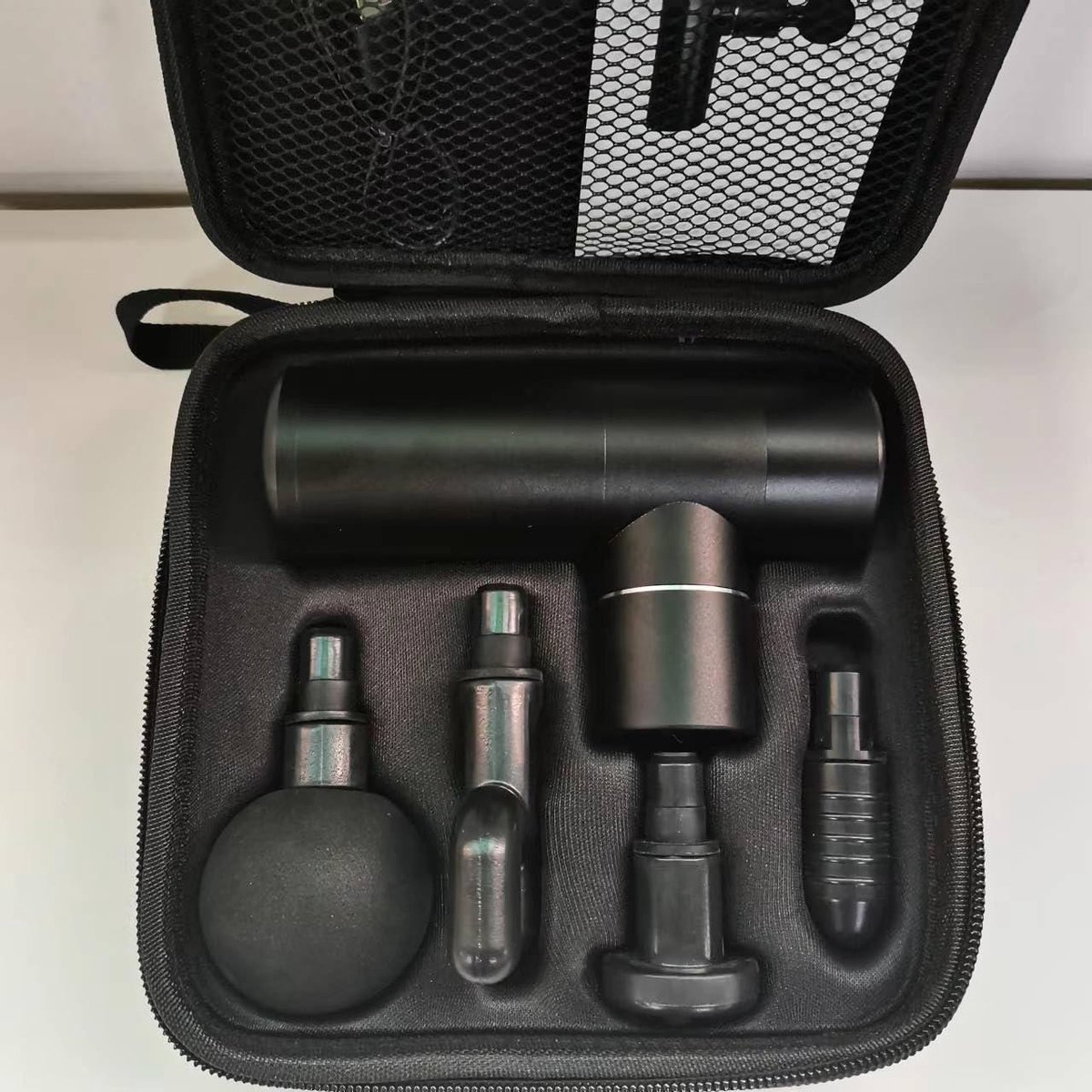 Draagbare Mini Massagegun - Spierherstel Apparaat - Spierontspanning Thuis - 4 Snelheidsstanden - 138 cm - Zwart