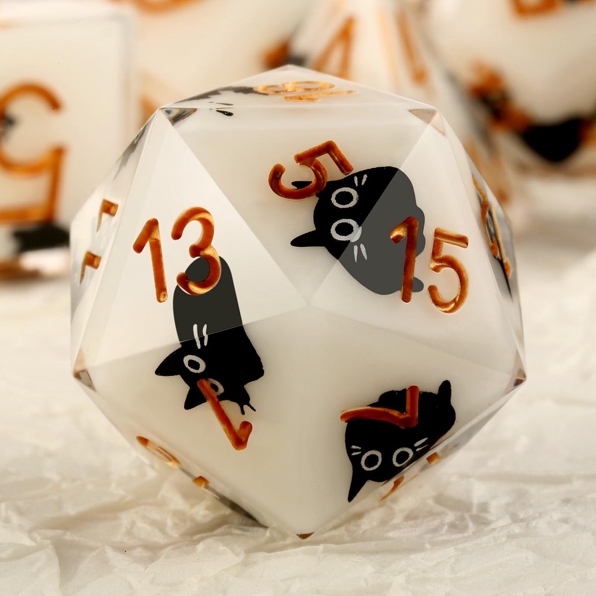 SnelShoppen - Schattige Kawaii DND Dobbelstenen Set - 7-delige Polyhedrale Kattenstickers voor D&D 5E, Critieke Rol & Anime RPG - Inclusief Drakenhoes