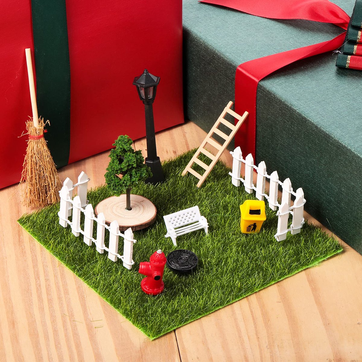 Dailygoods - 12-delige miniatuur tuinaccessoires set met kunstgras en decoraties