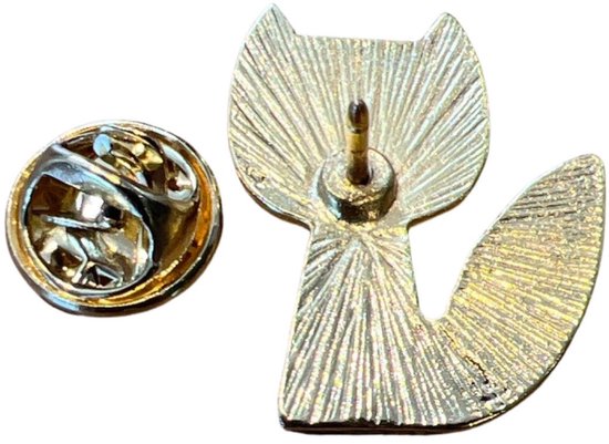 Achterkant en sluiting van een emaille pin van een vosje.