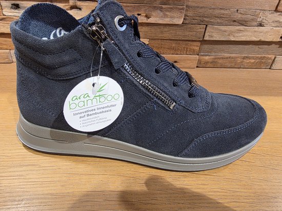 Donkerblauwe suède sneaker met rits en 'ara bamboo' label met innovatieve voering.