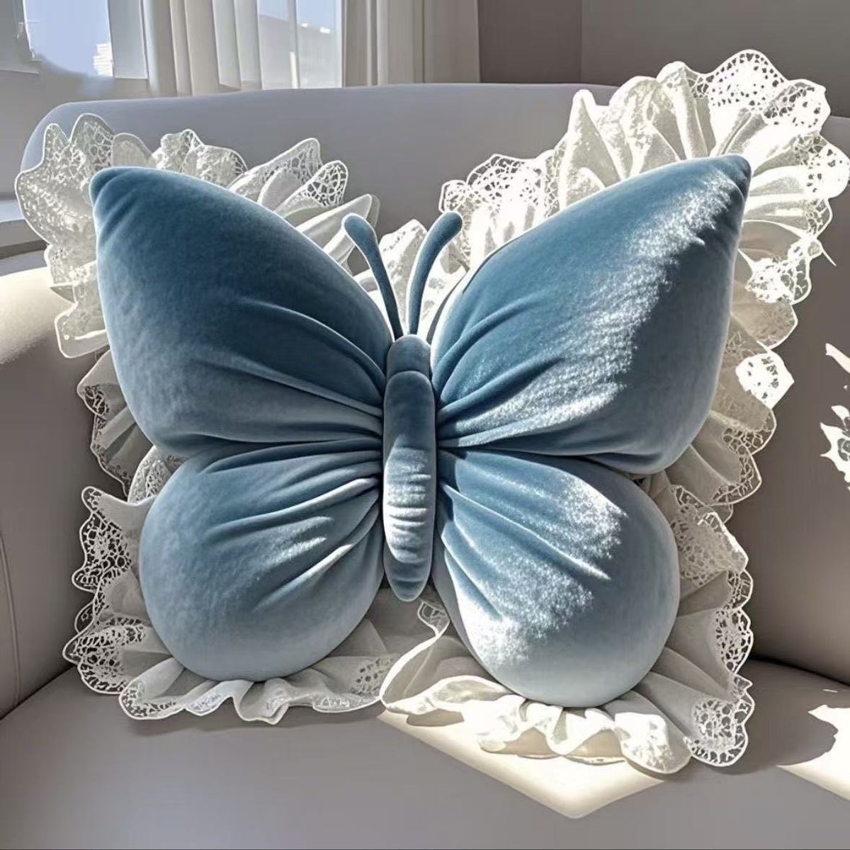 Casalora Vlinder Sierkussen met Kant 45×40 cm – Zacht Fluwelen Decoratief Kussen – Romantisch Blauw Bankkussen voor Woonkamer & Slaapkamer