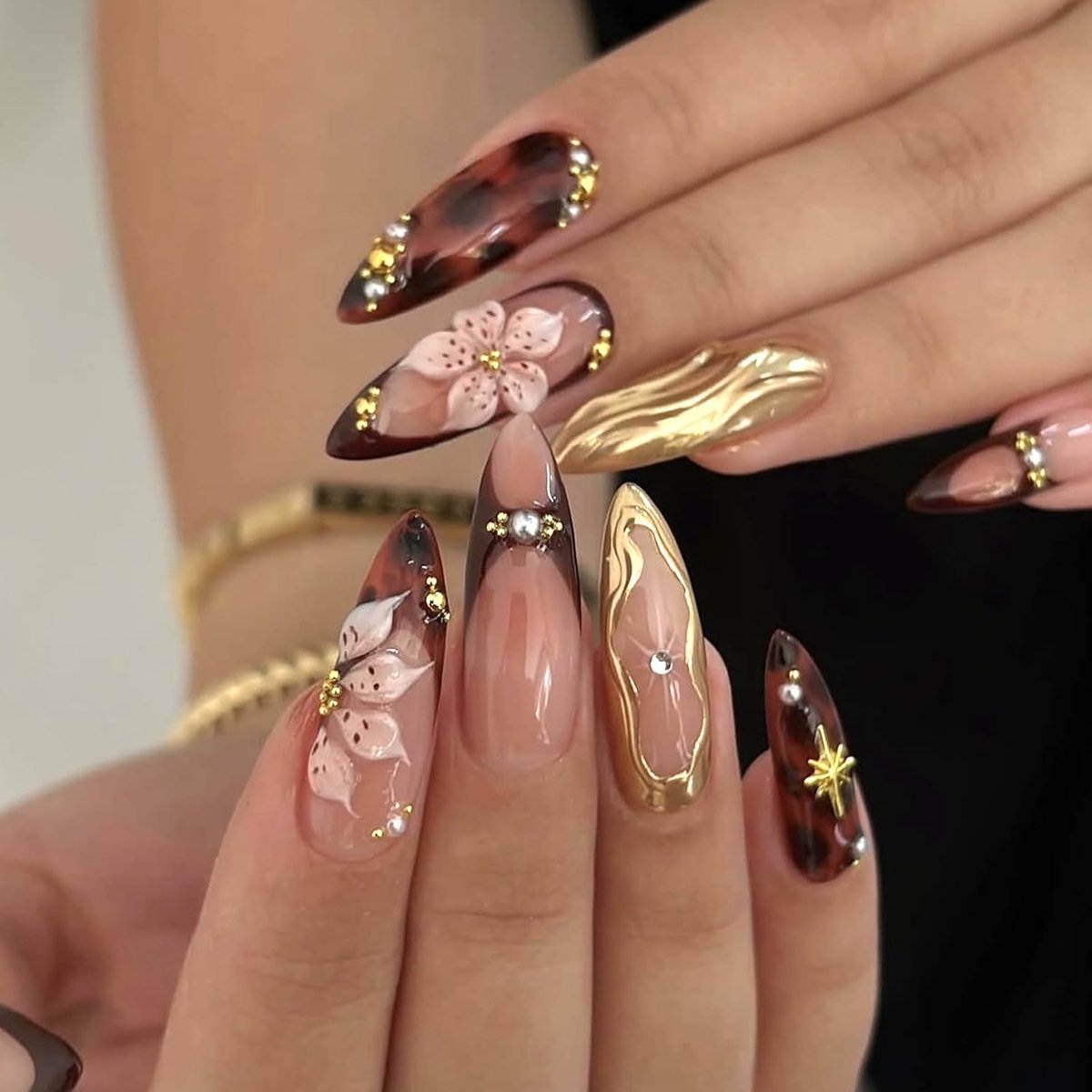 24 stuks press-on nagels, stiletto, lang, bruin, Franse nagels, om op te plakken, met 3D-bloemmotief, acryl, kunstnagels, natuurlijke zelfklevende kunstnagels voor vrouwen en meisjes, nail art