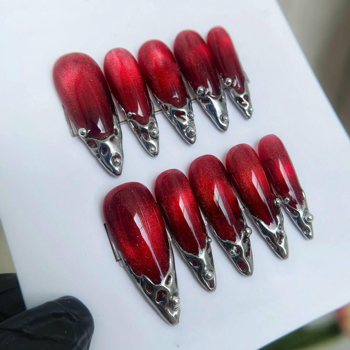 Nagels, lang, stiletto, rood, bordeaux, 3D, onregelmatig, metaal, zilver, Frans, gestreept, kattenoog, magnetisch ontwerp, nepnagels, wijnrood, zilver, onregelmatige keperstof
