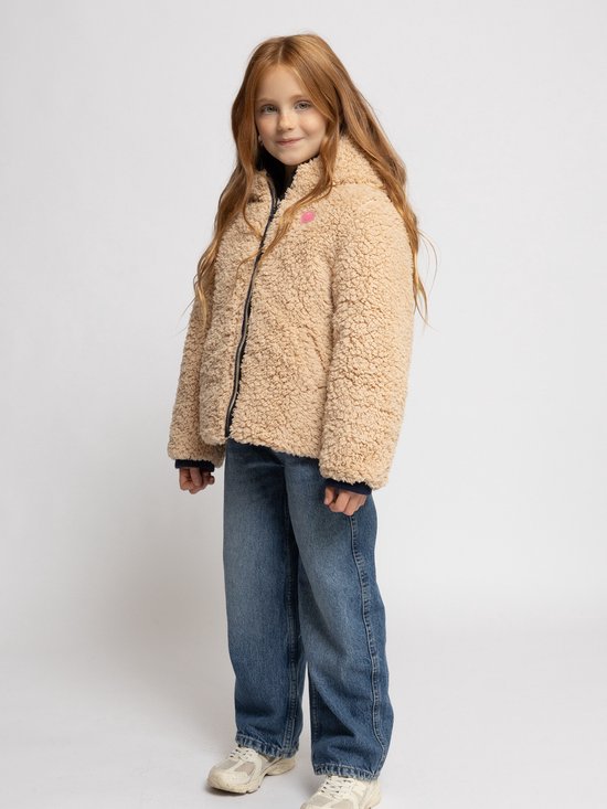 Meisje met lang rood haar draagt een lichtbruine teddy jas met capuchon en een roze hartvormig logo.