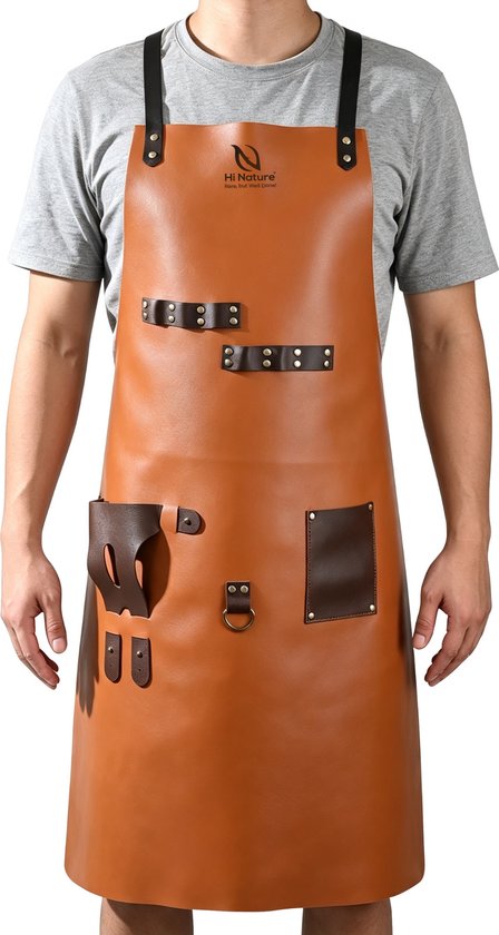Tablier en cuir vegan marron clair avec bretelles noires, logo sur la poitrine, porté par un homme.