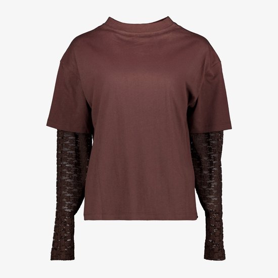 Donkerbruin T-shirt met lange, kanten mouwen die onder een kort, effen shirt uitkomen.