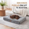 Bruine chihuahua rust op een grijs, fluwelen hondenkussen in een woonkamer. Tekst 'EEN KNUS PLEKJE OM UIT TE RUSTEN'.