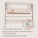 Lit cododo beige avec détails des roues freinées et du sommier de matelas réglable.