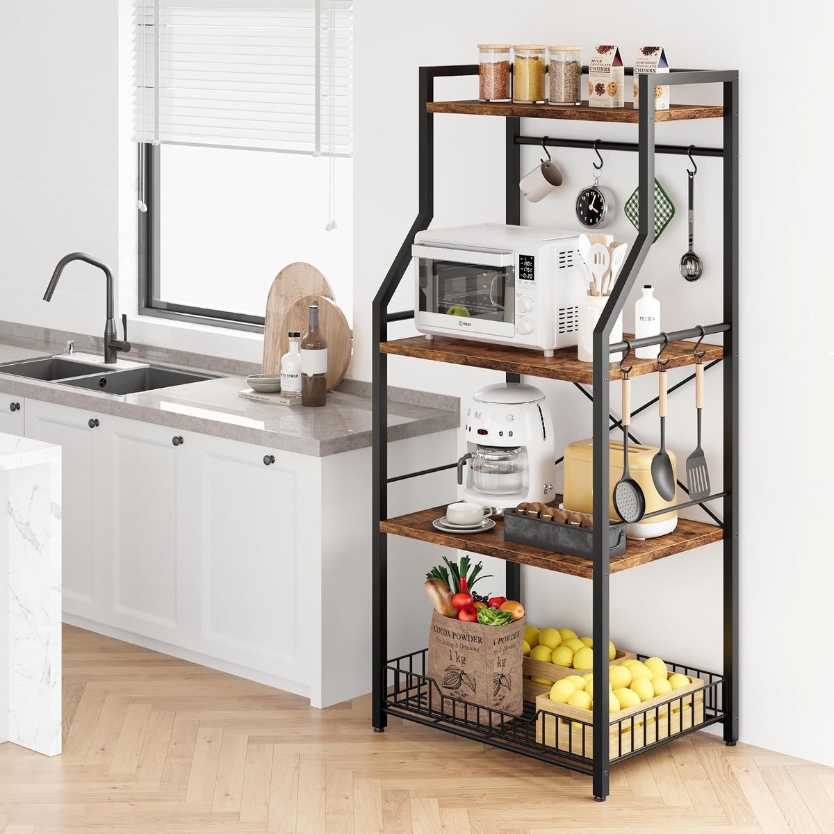 Industrieel Keukenrek met 4 Etages - Magnetronrek & Koffiebar - Keuken Opbergrek met 8 Haken en Metalen Draadmand - Stevig Metalen Frame met X-Versteviging - 60x40x129 cm - Rustiek Bruin/Zwart