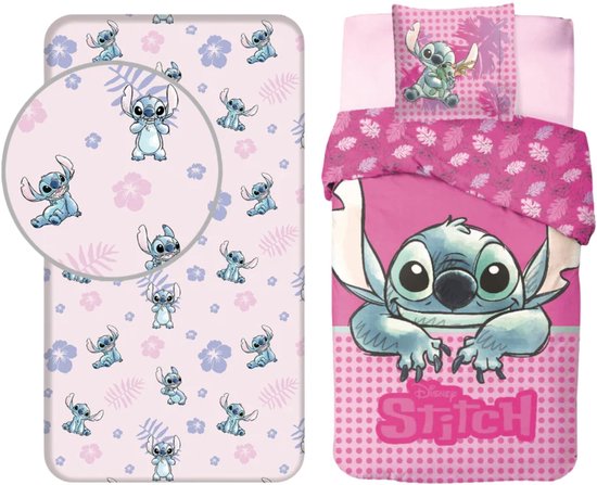 Dekbedovertrek en kussensloop met Stitch op een roze achtergrond met bloemenpatroon. Ook een hoeslaken met Stitch en bloemen.