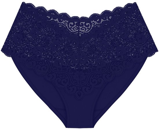 Een marineblauwe slip met hoge taille en brede kanten boord aan de bovenkant en achterkant.