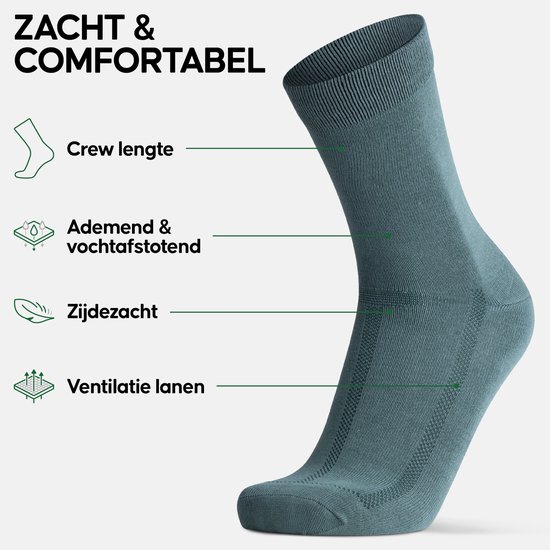 Donkerblauwe sok. Crew lengte, ademend, vochtafvoerend, zijdezacht en met ventilatiebanen.