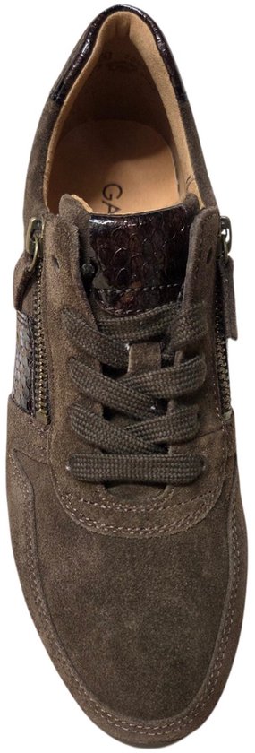 Bovenaanzicht van een bruine suède sneaker met rits en slangenprint.