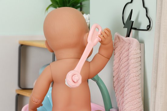 Babyborstel wordt gebruikt om de rug van een baby te borstelen, met een douche en badje.