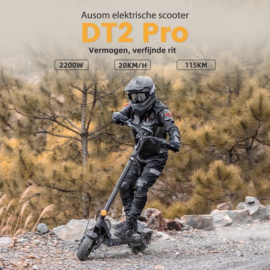 Een persoon in beschermende kleding rijdt op een grijze Ausom DT2 Pro elektrische scooter door een rotsachtig, bosrijk gebied.