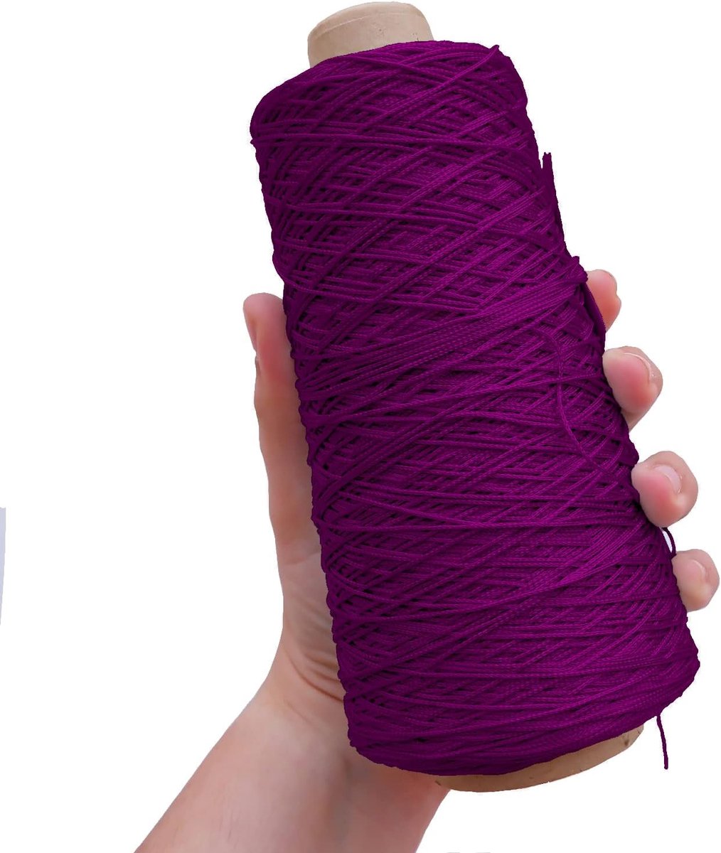 = Cuquillo Kegel. Draad Voor Tricot en Haken. Samenstelling Rayon 100%. 1 Conus van 200 Gram en 600 Meter - (Paars)