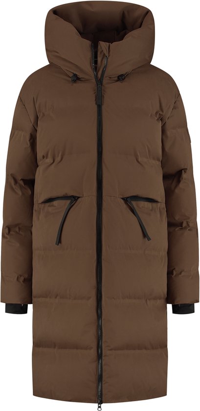 Bruine lange winterjas met capuchon en zwarte accenten.