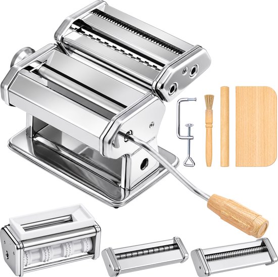 Zilverkleurige pastamachine met houten handvat, kwast, klem en extra opzetstukken voor ravioli, reginette en spaghetti.
