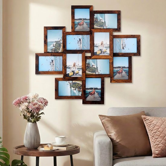 Un collage de 12 cadres photo marron est accroché au mur au-dessus d'un canapé.