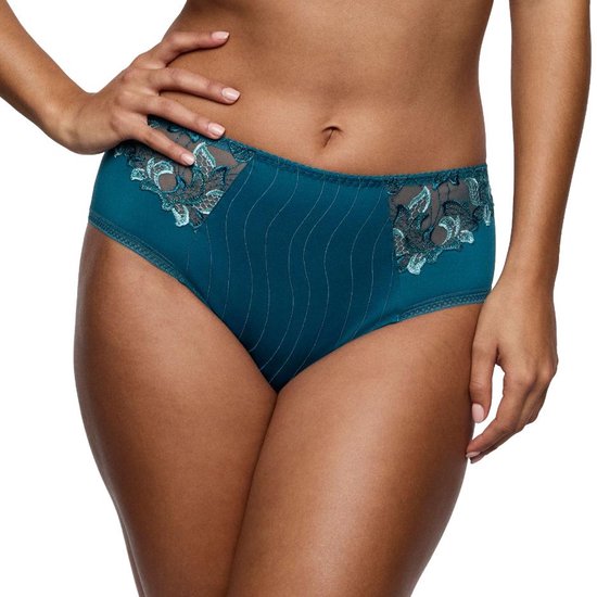 Peacock blauwe slip met verticale strepen en kant met bloemenpatroon op de zijkanten. Model draagt de slip.