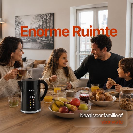 Familie aan tafel tijdens het ontbijt, met een zwarte KRAFT waterkoker op tafel. "Enorme Ruimte"