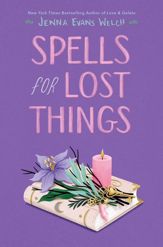 Boekkaft met de titel 'Spells for Lost Things' in roze en paarse letters op een paarse achtergrond. Afbeelding van een kaars, bloem en sleutels.