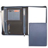 Donkerblauwe Safekeepers leren schrijfmap, deels open met iPad, telefoon, pasjes, pen en notitieblok, en deels gesloten.