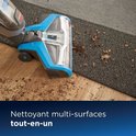 BISSELL CrossWave stofzuiger op een mix van houten vloer en tapijt.