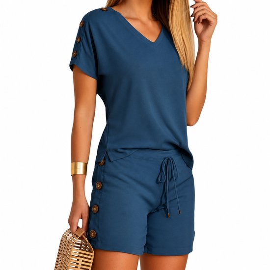 Mannequin en tenue bleue boutonnée, assise, avec un sac panier.