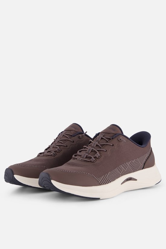 Paar bruine Skechers sneakers met vetersluiting en witte zolen.