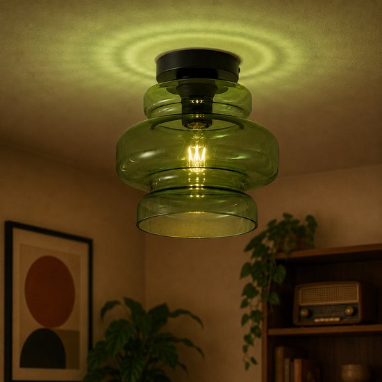 Groene glazen plafondlamp gemonteerd aan een plafond, met licht dat zich verspreidt.