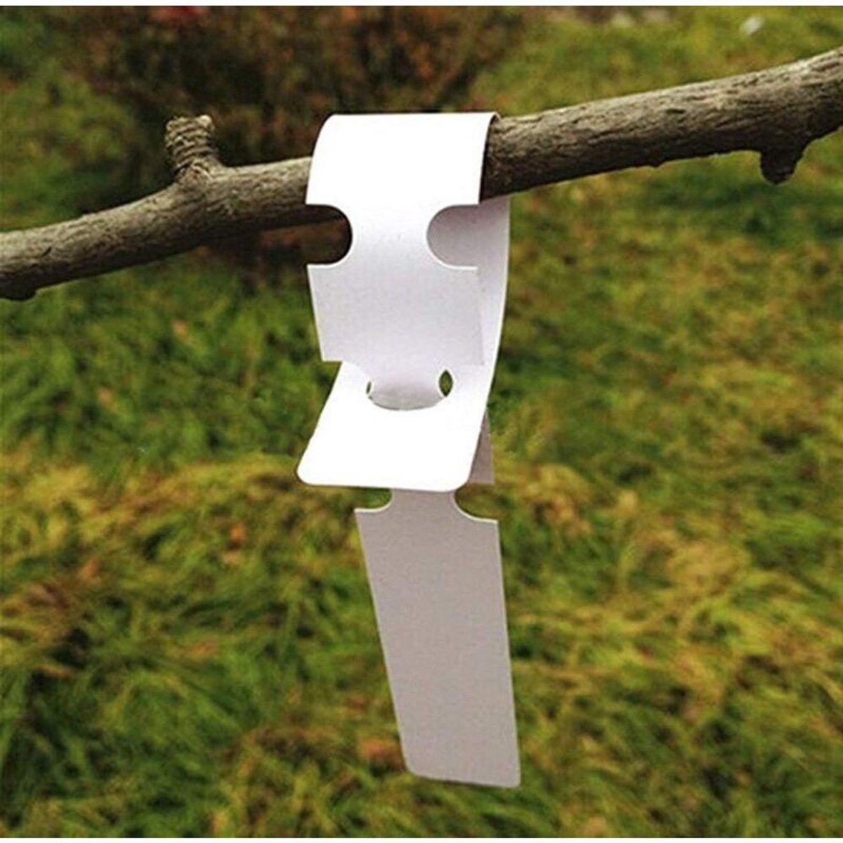 200 witte plastic etiketten, elk 2 x 20 cm groot, geschikt voor planten en bomen, te gebruiken als etiketten geschikt voor tuinen of kwekerijen. De etiketten hebben een groot wit schrijfoppervlak.