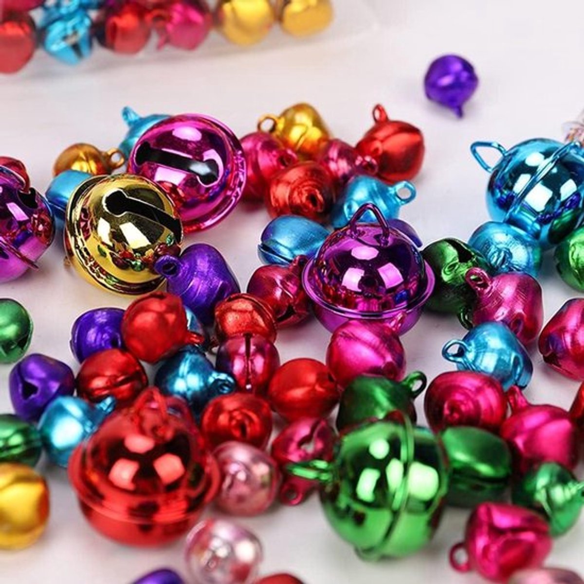 - Belletjes Mix - Metaal - Kleurrijk - Klemmen - DIY Knutselen - Hangers - Huisdieren - Sieraden - 180 stuks - Kerstdecoratie
